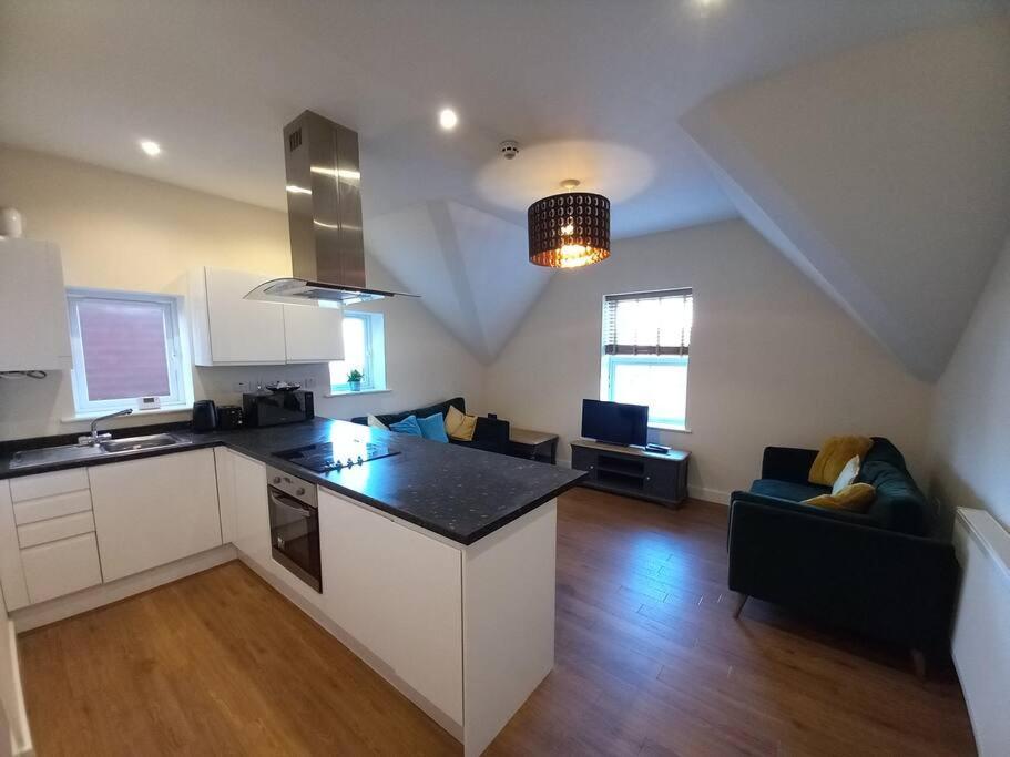 Roomy Penthouse 2 Double Bed Apartment - Spacious - Central Beeston - Free Secure Parking - Nottingham Eksteriør bilde